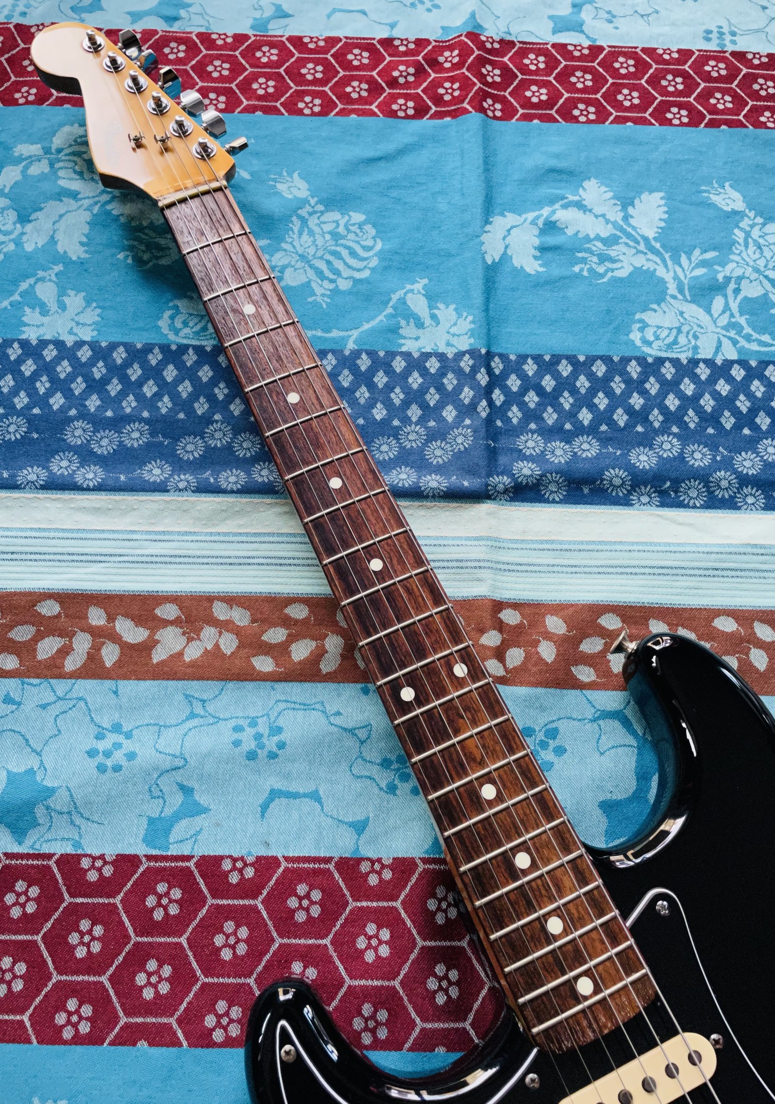 Guitare électrique gaucher Fender Stratocaster MIJ n°E945530 (1984/1987,  Japan, Fuji Strings), ugrade importante Micros Duncan Seymour Antiquity,  plaque changée, électronique USA CTS, mécaniques Gotoh machine head, micros  et plaque d'origines, étui Fender