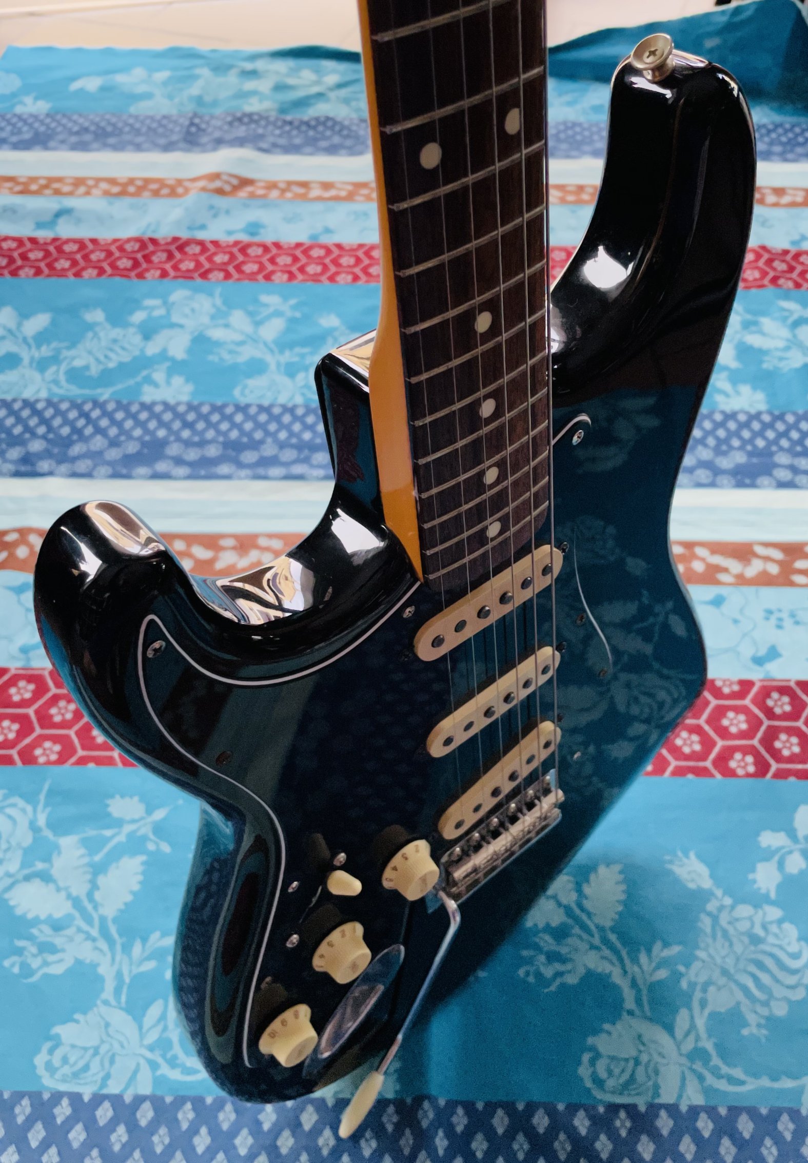 Guitare électrique gaucher Fender Stratocaster MIJ n°E945530 (1984/1987,  Japan, Fuji Strings), ugrade importante Micros Duncan Seymour Antiquity,  plaque changée, électronique USA CTS, mécaniques Gotoh machine head, micros  et plaque d'origines, étui Fender