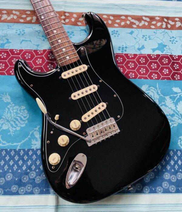 Guitare électrique gaucher Fender Stratocaster MIJ n°E945530 (1984/1987, Japan, Fuji Strings), ugrade importante Micros Duncan Seymour Antiquity, plaque changée, électronique USA CTS, mécaniques Gotoh machine head, micros et plaque d'origines, étui Fender, sangle Fender, réglée luthier Amal – Image 2