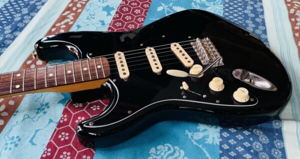 Guitare électrique gaucher Fender Stratocaster MIJ n°E945530 (1984/1987, Japan, Fuji Strings), ugrade importante Micros Duncan Seymour Antiquity, plaque changée, électronique USA CTS, mécaniques Gotoh machine head, micros et plaque d'origines, étui Fender, sangle Fender, réglée luthier Amal – Image 3