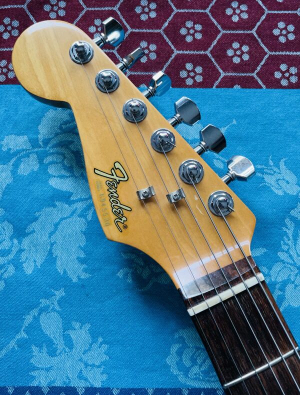 Guitare électrique gaucher Fender Stratocaster MIJ n°E945530 (1984/1987, Japan, Fuji Strings), ugrade importante Micros Duncan Seymour Antiquity, plaque changée, électronique USA CTS, mécaniques Gotoh machine head, micros et plaque d'origines, étui Fender, sangle Fender, réglée luthier Amal – Image 5