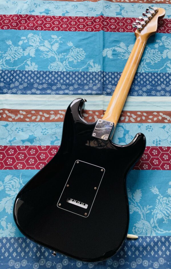 Guitare électrique gaucher Fender Stratocaster MIJ n°E945530 (1984/1987, Japan, Fuji Strings), ugrade importante Micros Duncan Seymour Antiquity, plaque changée, électronique USA CTS, mécaniques Gotoh machine head, micros et plaque d'origines, étui Fender, sangle Fender, réglée luthier Amal – Image 8