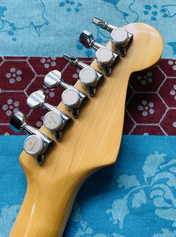 Guitare électrique gaucher Fender Stratocaster MIJ n°E945530 (1984/1987, Japan, Fuji Strings), ugrade importante Micros Duncan Seymour Antiquity, plaque changée, électronique USA CTS, mécaniques Gotoh machine head, micros et plaque d'origines, étui Fender, sangle Fender, réglée luthier Amal – Image 9
