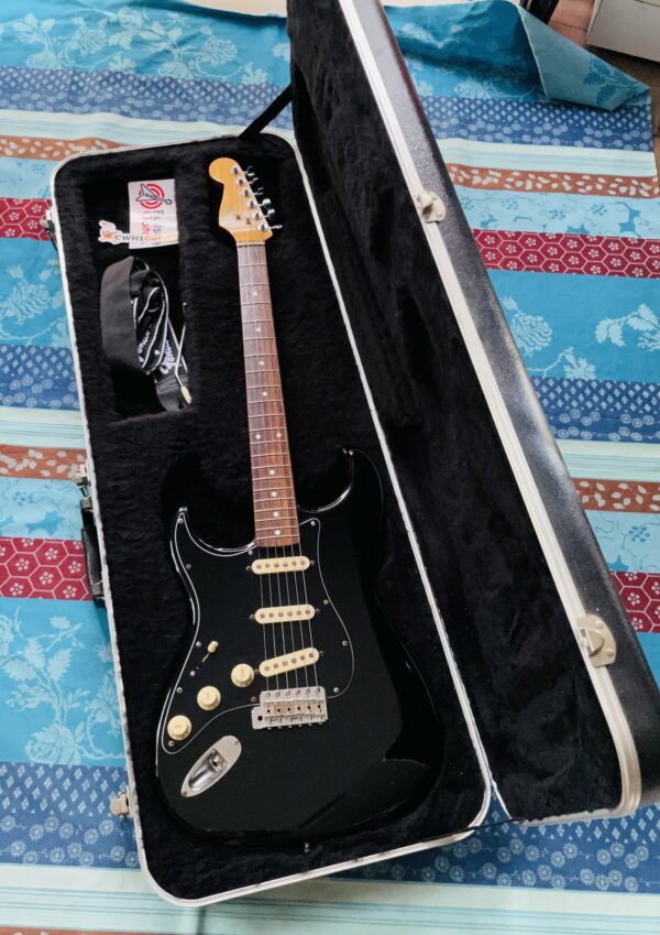 Guitare électrique gaucher Fender Stratocaster MIJ n°E945530 (1984/1987, Japan, Fuji Strings), ugrade importante Micros Duncan Seymour Antiquity, plaque changée, électronique USA CTS, mécaniques Gotoh machine head, micros et plaque d'origines, étui Fender, sangle Fender, réglée luthier Amal – Image 13