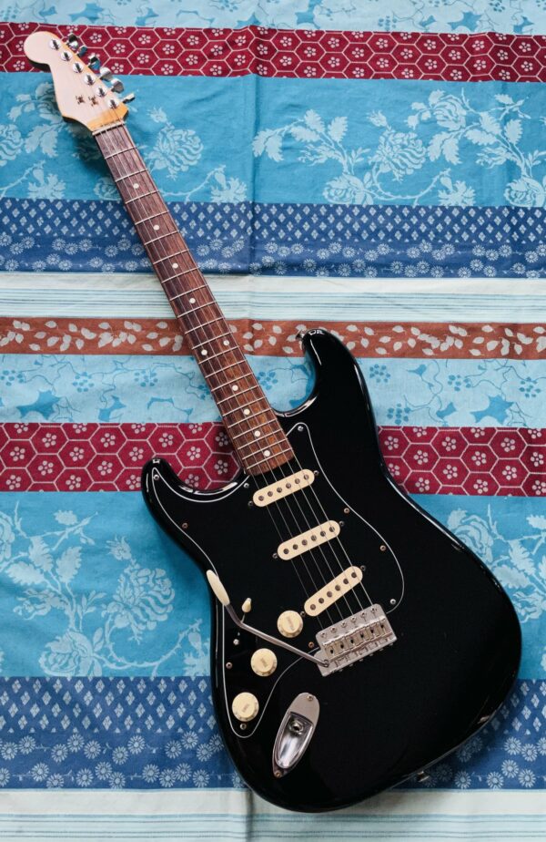 Guitare électrique gaucher Fender Stratocaster MIJ n°E945530 (1984/1987, Japan, Fuji Strings), ugrade importante Micros Duncan Seymour Antiquity, plaque changée, électronique USA CTS, mécaniques Gotoh machine head, micros et plaque d'origines, étui Fender, sangle Fender, réglée luthier Amal