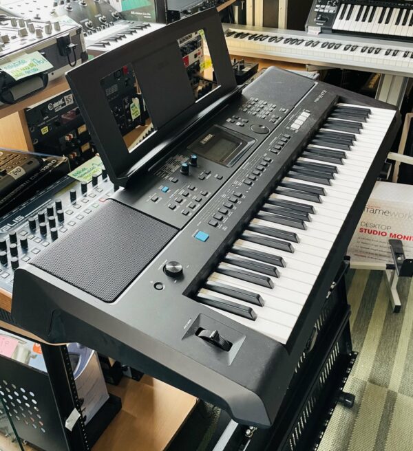Clavier arrangeur Yamaha PSR E473 n°EDH480110146, alim Yamaha