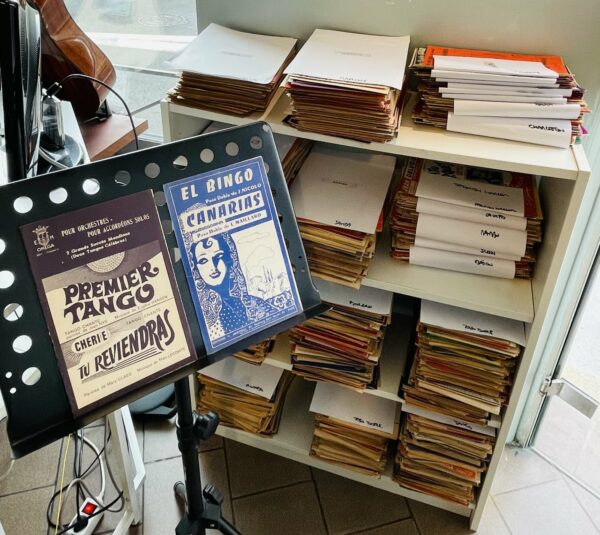 Lot de partitions anciennes pour pianos violons trompettes saxophones clarinettes contrebasses accordéons et chant, musiques de films