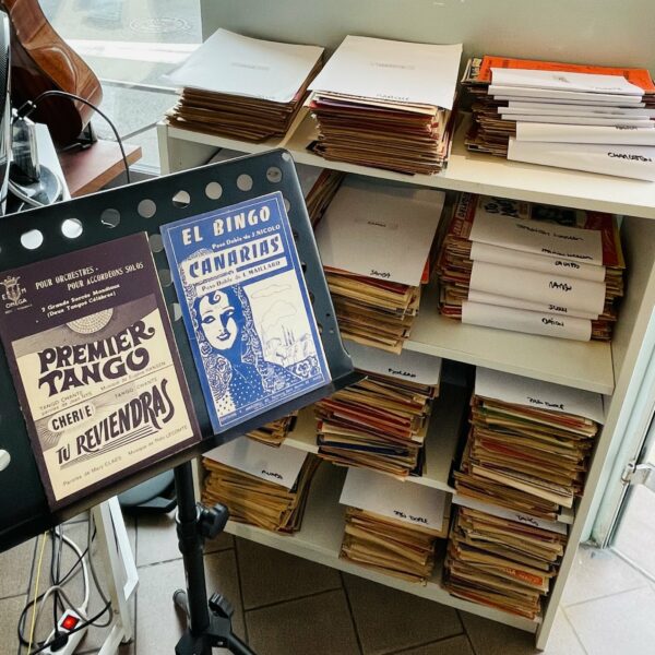 Lot de partitions anciennes pour pianos violons trompettes saxophones clarinettes contrebasses accordéons et chant, musiques de films