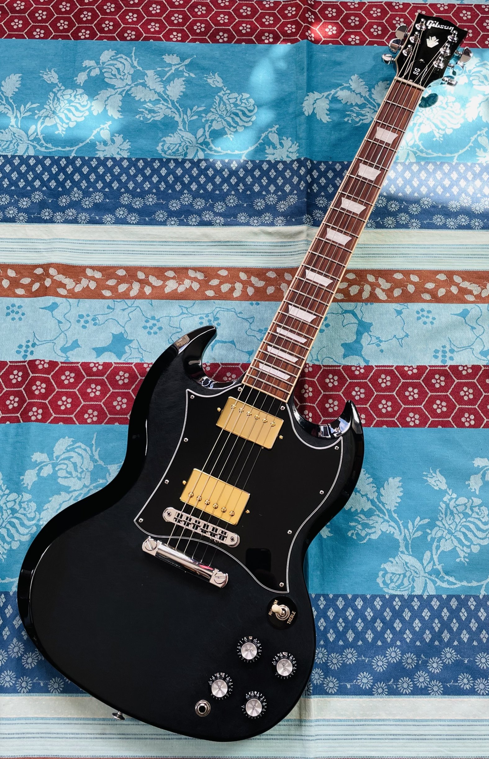 Guitare Gibson SG Standard DC 2H HT RW Ebony n°226420418, micros Classic 57 plus + 57 classique vintage, plaque Mojotone DC Solderless Harness, belle housse Gibson Deluxe