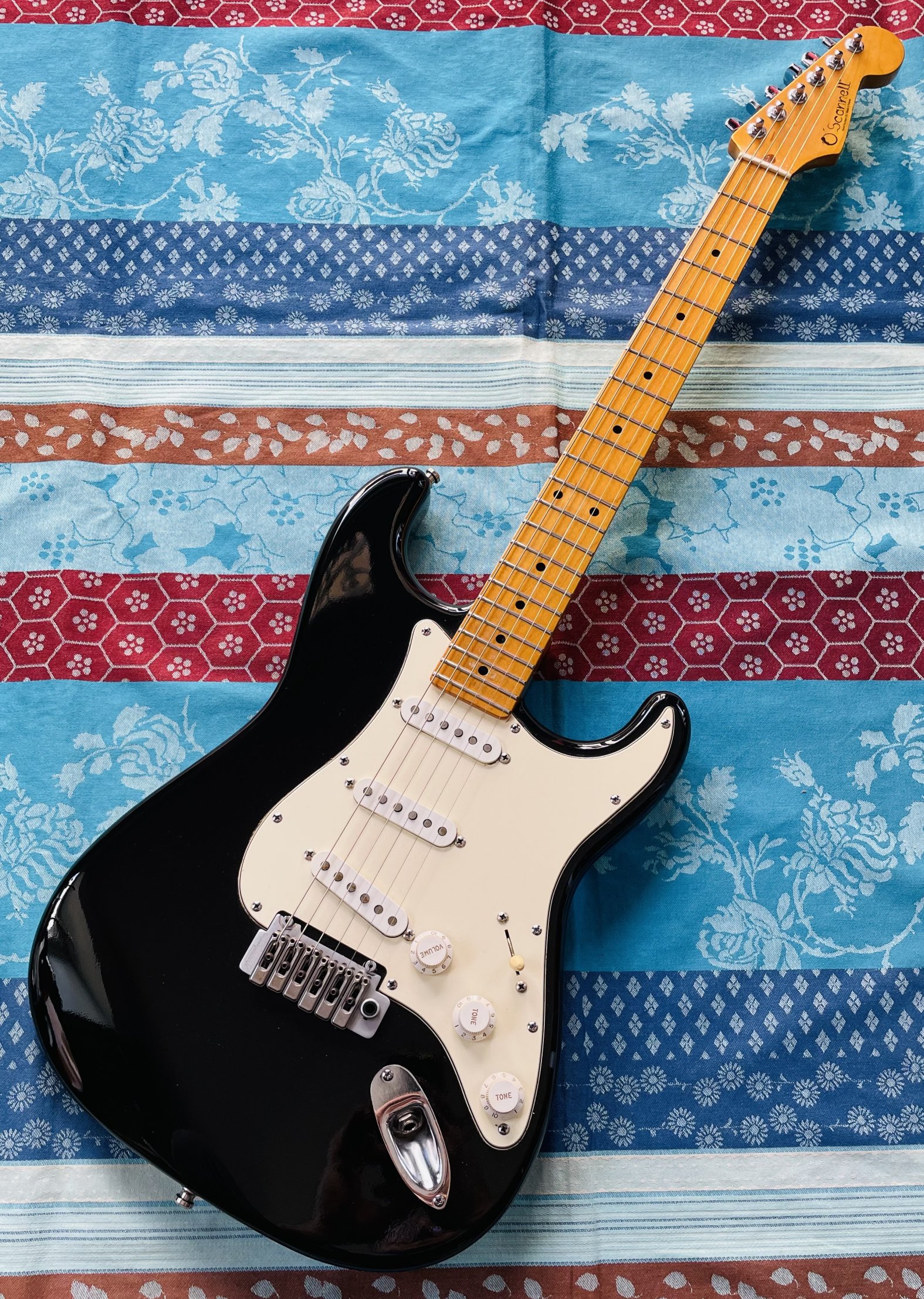 Guitare électrique luthier O’Scannell stratocaster C5 n°ST-62AAL (1980, France), plaque Fender standard USA, étui Tobago, sangle cuir USA, straplocks, révision Thébé Lutherie (mai 2025)