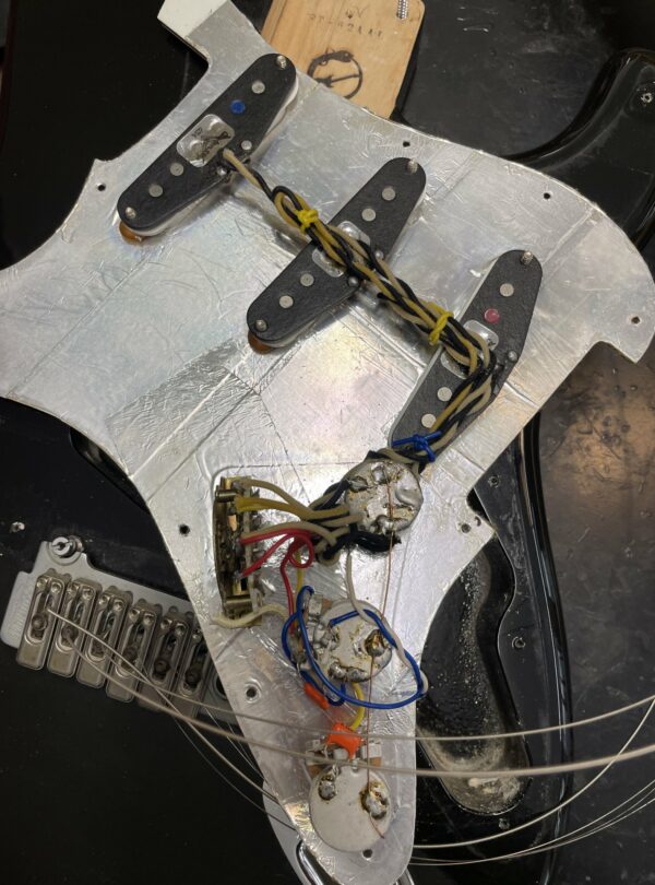 Guitare électrique luthier O’Scannell stratocaster C5 n°ST-62AAL (1980, France), plaque Fender standard USA, étui Tobago, sangle cuir USA, straplocks, révision Thébé Lutherie (mai 2025) – Image 12