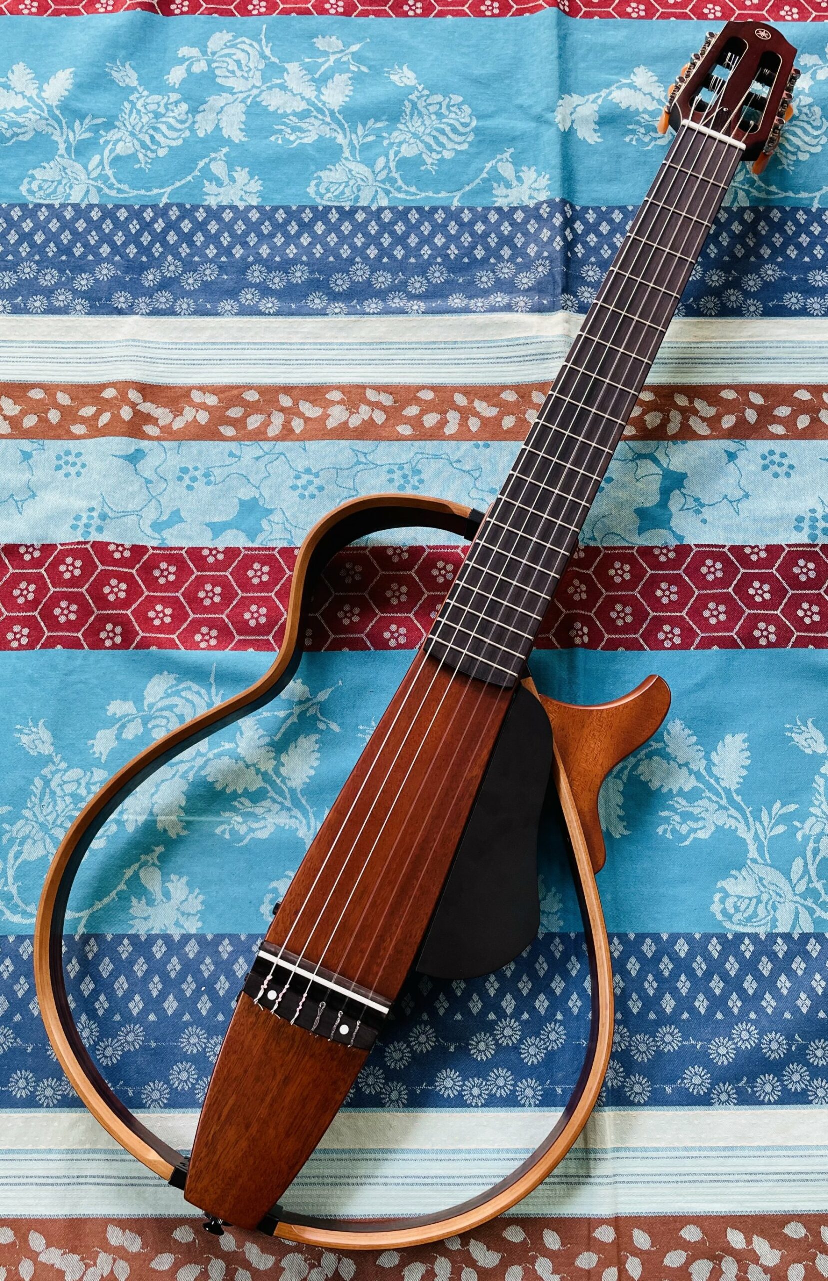 Guitare de voyage électro-classique Yamaha SLG200N NT/02 nylon n°11K26C126, housse d’origine, notice, bloc alim, réglée luthier Amal (15.05.25)