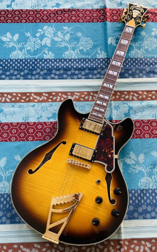 Guitare hollow body D’Angelico Excel EX DCTP vintage sunburst n°W801666 (Korea), étui D’Angelico, sangle Shiver avec Straplocks
