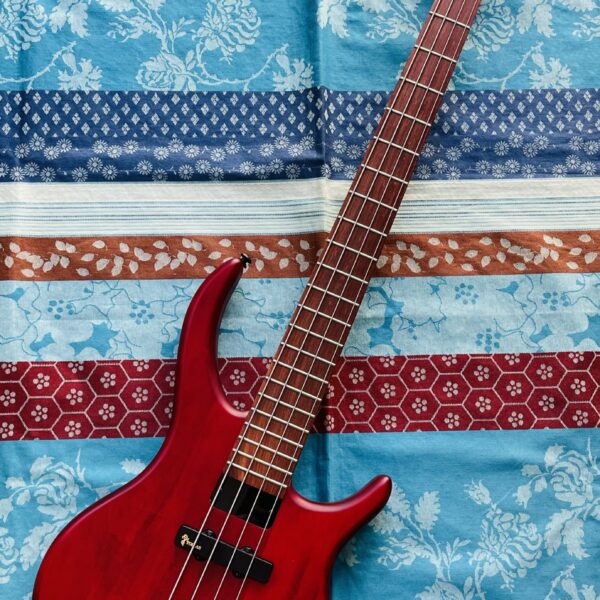 Basse électrique Epiphone Toby Deluxe IV Bass Translucent Red n°20092350020 (Indonésie), Protective Case Eco Black, sangle, docs Epiphone.