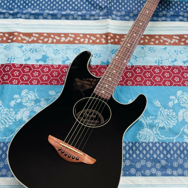 Guitare électro-acoustique Fender Stratacoustic BK n°CD05066878, housse Tobago, révision luthier Amal (04.06.25)