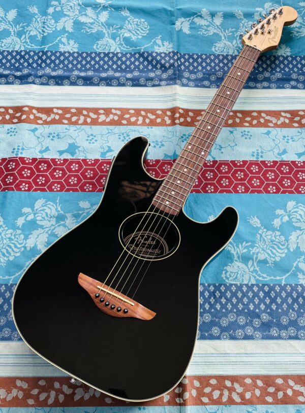 Guitare électro-acoustique Fender Stratacoustic BK n°CD05066878, housse Tobago, révision luthier Amal (04.06.25)