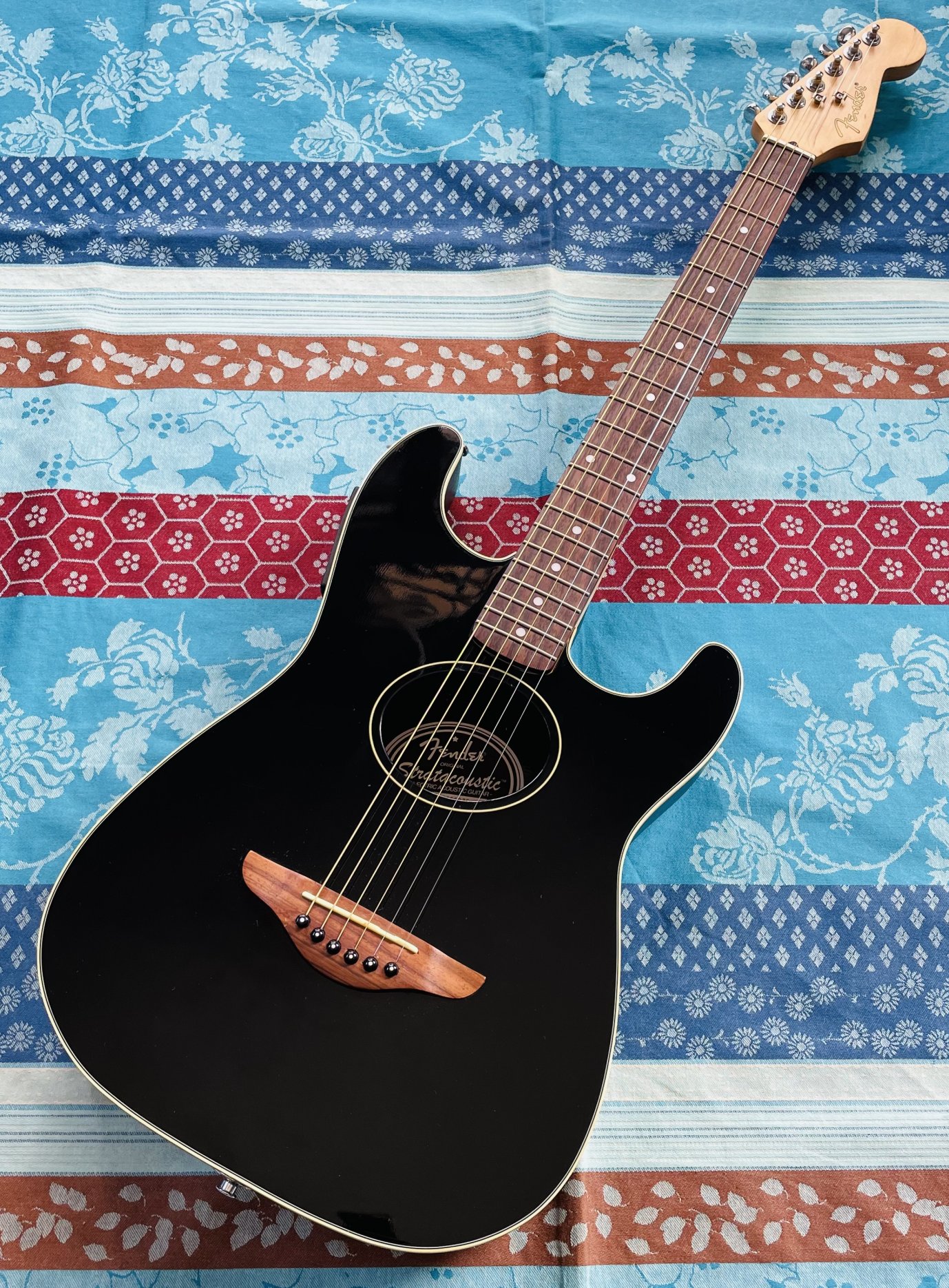 Guitare électro-acoustique Fender Stratacoustic BK n°CD05066878, housse Tobago, révision luthier Amal (04.06.25)