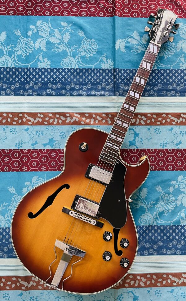 Rare guitare électrique archtop Ibanez 2355 Sunburst lawsuit (1976, Japan), réglée luthier Amal (facture 24.05.2024), réparation sélecteur micros (luthier Caro 19.07.24), refrettage du manche avec sillet en os (luthier Caro 22.11.24), mécaniques Kluson (Caro 27.05.25)