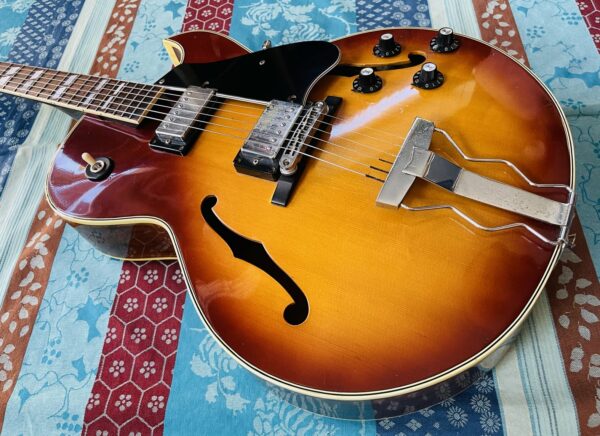 Rare guitare électrique archtop Ibanez 2355 Sunburst lawsuit (1976, Japan), réglée luthier Amal (facture 24.05.2024), réparation sélecteur micros (luthier Caro 19.07.24), refrettage du manche avec sillet en os (luthier Caro 22.11.24), mécaniques Kluson (Caro 27.05.25) – Image 2