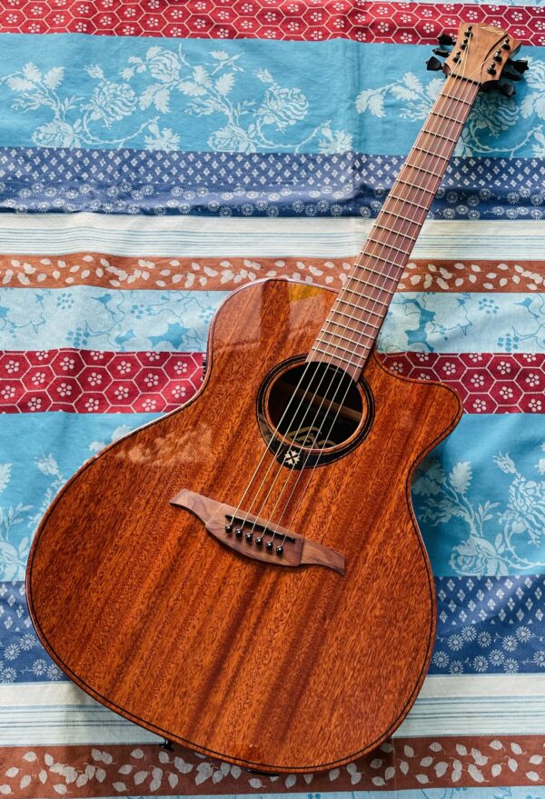 Guitare électro-acoustique Lâg Tramontane T98ACE n°2209LT31191 (China)