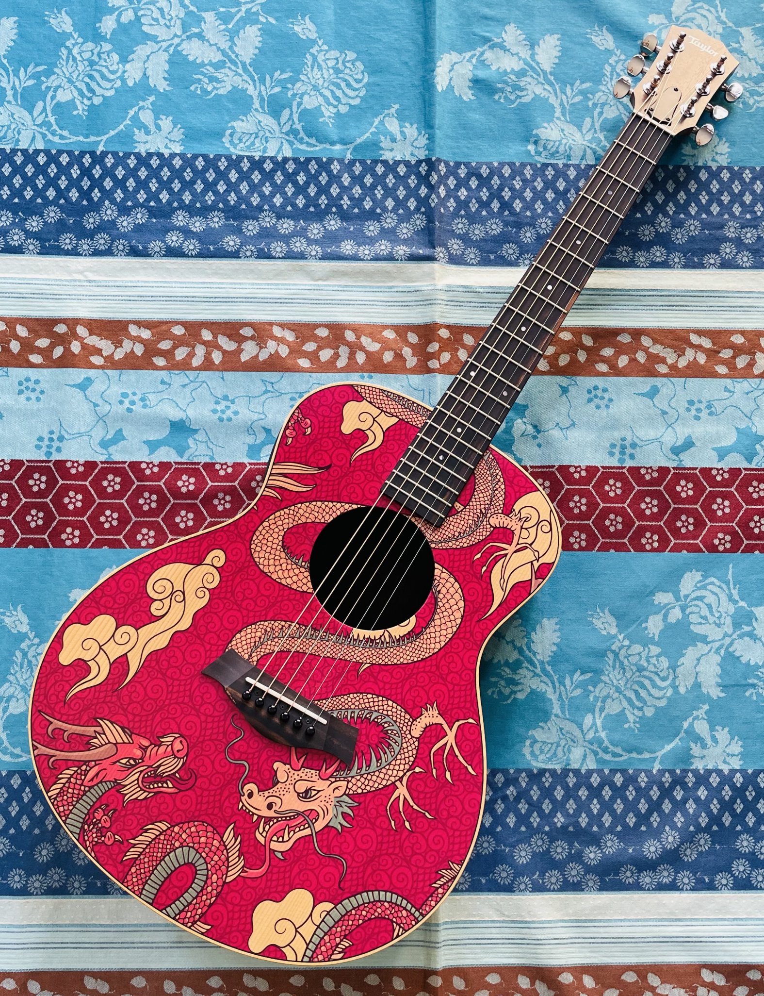 Guitare électro-acoustique Taylor GS Mini-e l’Année du Dragon, housse Taylor, papiers Taylor