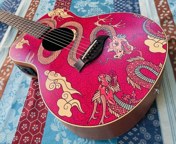 Guitare électro-acoustique Taylor GS Mini-e l’Année du Dragon, housse Taylor, papiers Taylor – Image 2