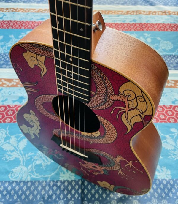 Guitare électro-acoustique Taylor GS Mini-e l’Année du Dragon, housse Taylor, papiers Taylor – Image 10