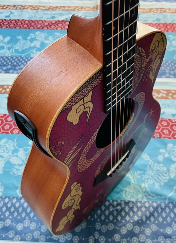 Guitare électro-acoustique Taylor GS Mini-e l’Année du Dragon, housse Taylor, papiers Taylor – Image 11