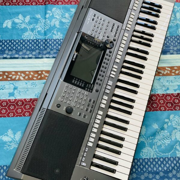 Clavier arrangeur Yamaha PSR-S770 n°ECW001864, housse Gewa, porte partition, notice.