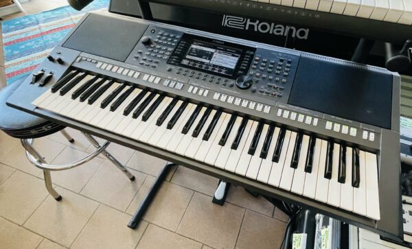 Clavier arrangeur Yamaha PSR-S770 n°ECW001864, housse Gewa, porte partition, notice. – Image 4