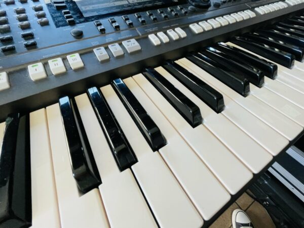 Clavier arrangeur Yamaha PSR-S770 n°ECW001864, housse Gewa, porte partition, notice. – Image 5