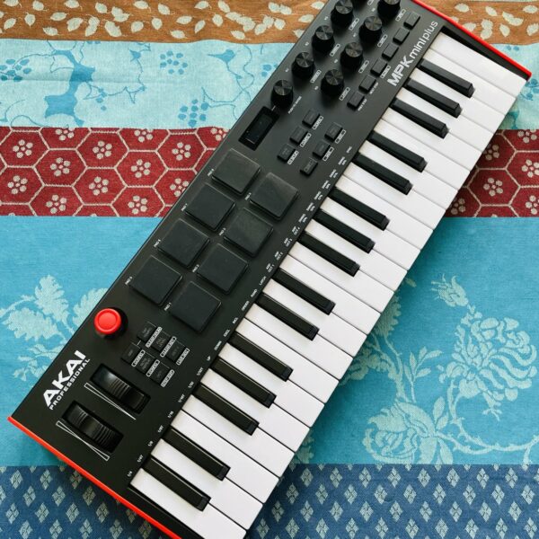 Clavier maitre usb 37 touches Akai MPK Mini plus n°E82205258007369, boite d’origine