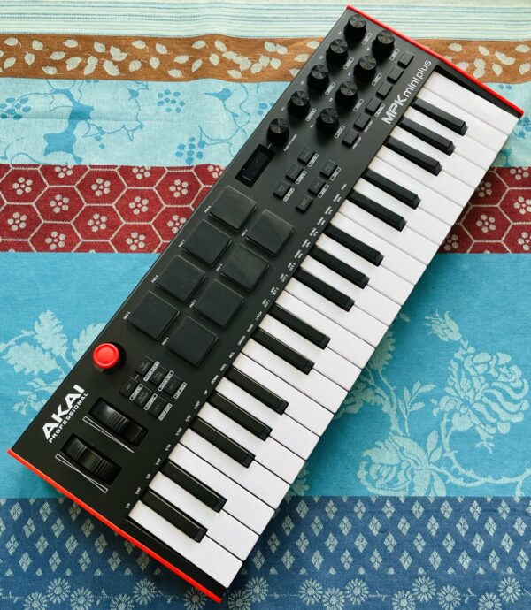 Clavier maitre usb 37 touches Akai MPK Mini plus n°E82205258007369, boite d’origine