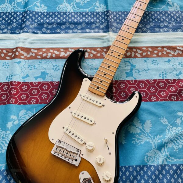 Guitare électrique Fender Classic Player 50’s Stratocaster Maple Fingerboard 2 colors sunburst n°MZ8221914 (2009, Mexico), housse Fender, accordeur Tenson, réglée luthier Amal (03.07.25)