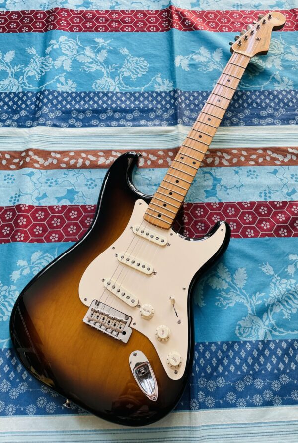 Guitare électrique Fender Classic Player 50’s Stratocaster Maple Fingerboard 2 colors sunburst n°MZ8221914 (2009, Mexico), housse Fender, accordeur Tenson, réglée luthier Amal (03.07.25)