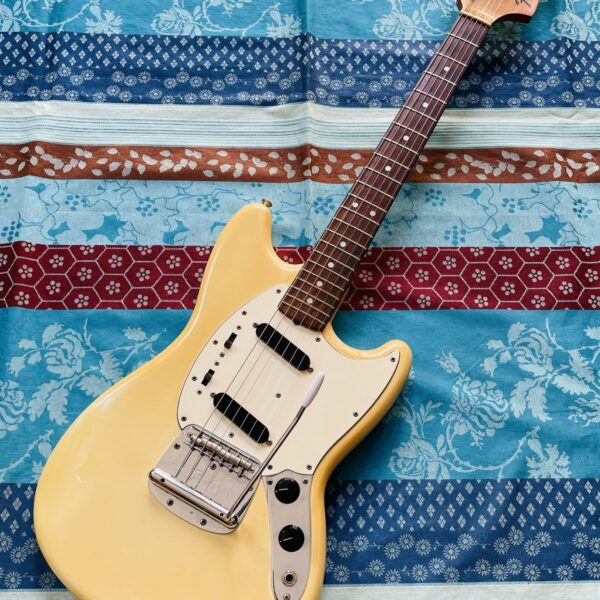 Guitare électrique Fender Mustang Olympic White n°63215 (1975, USA), étui Gator, révision Luthier Vignau La Quinte Altérée