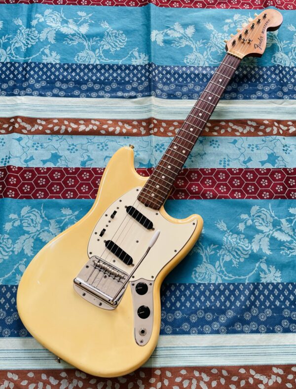 Guitare électrique Fender Mustang Olympic White n°63215 (1975, USA), étui Gator, révision Luthier Vignau La Quinte Altérée