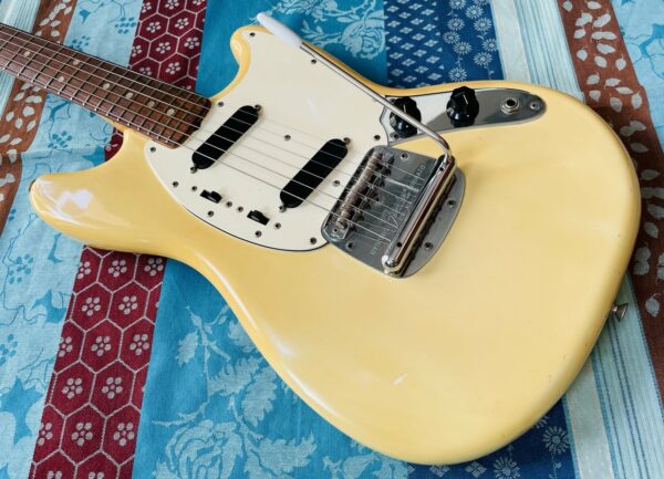 Guitare électrique Fender Mustang Olympic White n°63215 (1975, USA), étui Gator, révision Luthier Vignau La Quinte Altérée – Image 2
