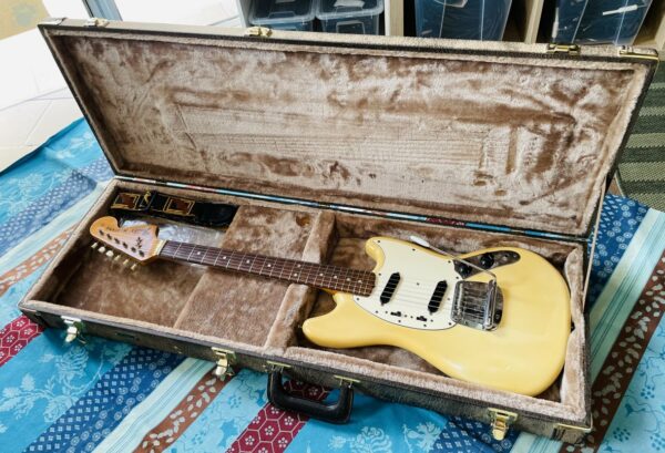 Guitare électrique Fender Mustang Olympic White n°63215 (1975, USA), étui Gator, révision Luthier Vignau La Quinte Altérée – Image 13