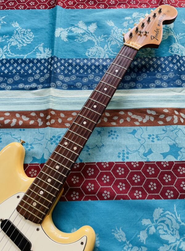 Guitare électrique Fender Mustang Olympic White n°63215 (1975, USA), étui Gator, révision Luthier Vignau La Quinte Altérée – Image 3