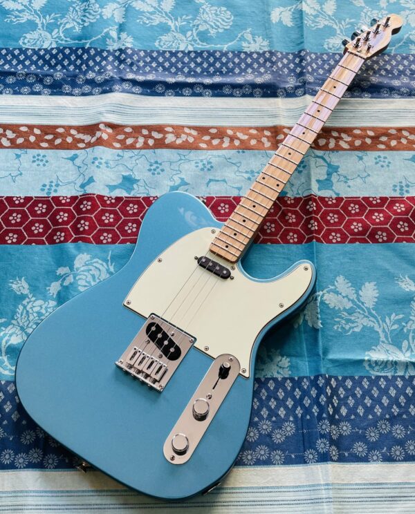 Rare guitare électrique 4 cordes Fender Tenor Tele Lake Placid Blue n°MX1919391, housse Fender d’origine