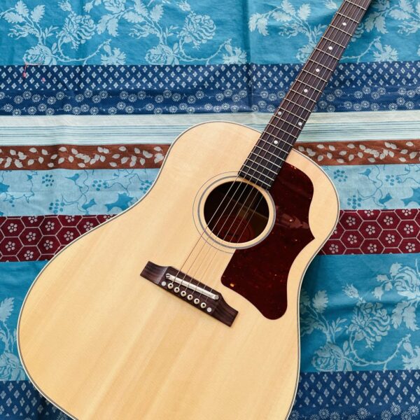 Guitare électro-acoustique Gibson 1960’s J-50 n°2174208 (2022, USA) modèle OCRS5060ANN, étui accessoires et certificat Gibson, micro ajouté K&K Pure Mini (luthier Thomas 30.06.25)