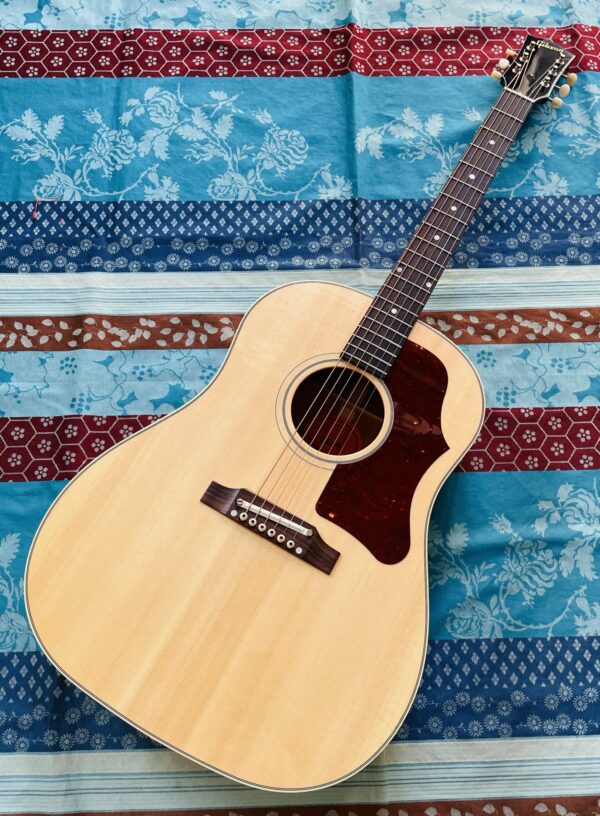 Guitare électro-acoustique Gibson 1960’s J-50 n°2174208 (2022, USA) modèle OCRS5060ANN, étui accessoires et certificat Gibson, micro ajouté K&K Pure Mini (luthier Thomas 30.06.25)