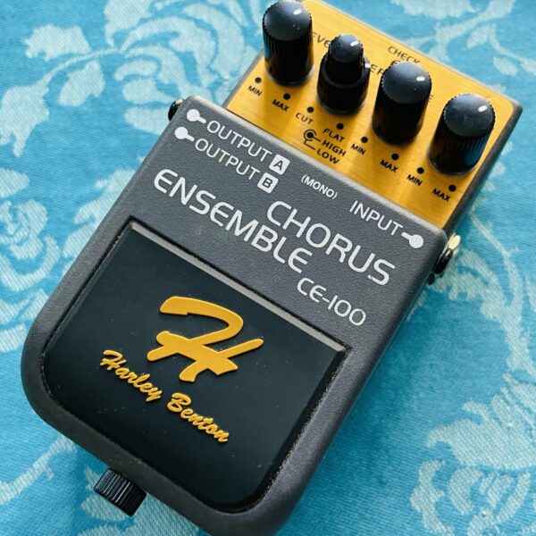 Pédale chorus Harley Benton CE100