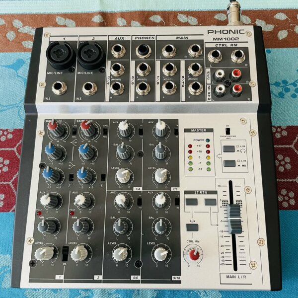 Table de mixage analogique Phonic MM1002 n°MAA0LL0417, lot de câbles