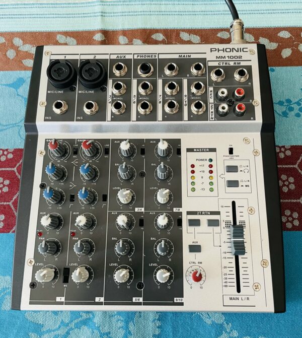 Table de mixage analogique Phonic MM1002 n°MAA0LL0417, lot de câbles