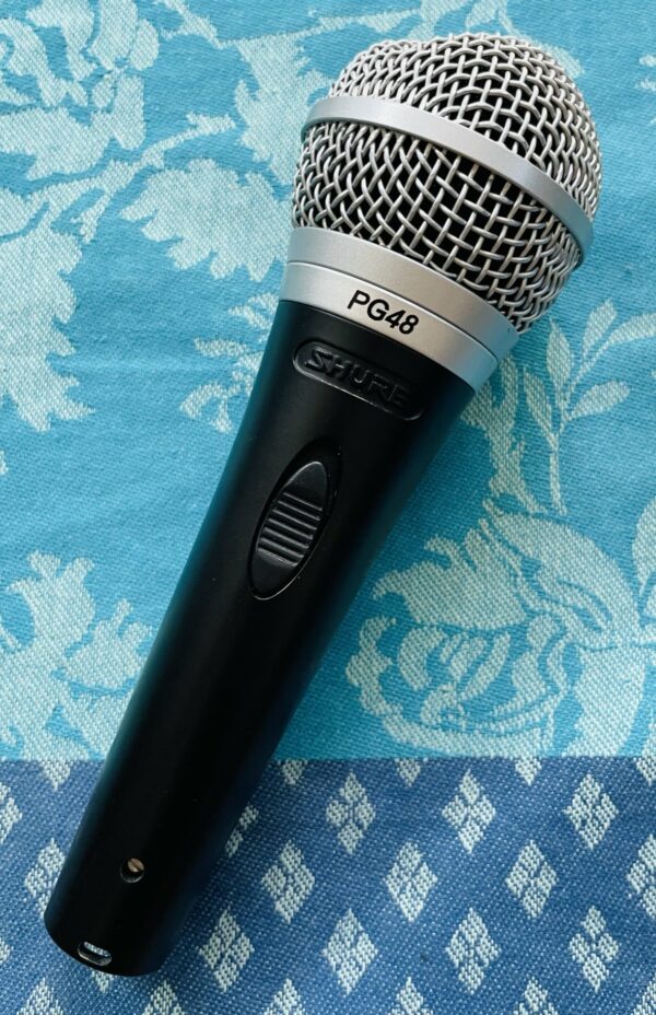 Microphone dynamique Shure PG58 (coque cabossée), câble XRL, pince, housse Shure