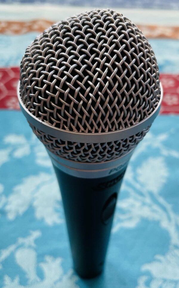 Microphone dynamique Shure PG58 (coque cabossée), câble XRL, pince, housse Shure – Image 2