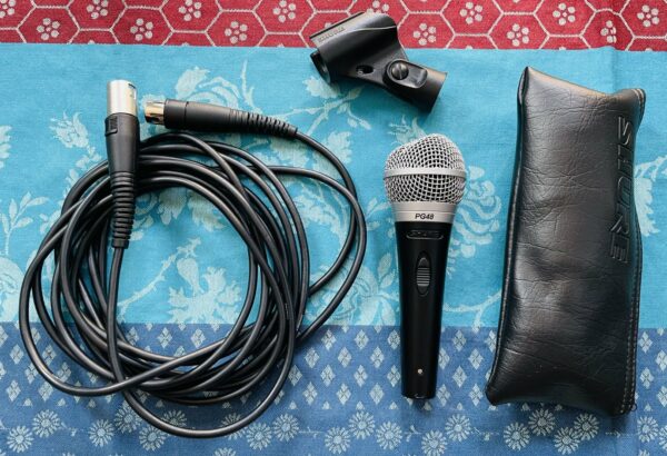 Microphone dynamique Shure PG58 (coque cabossée), câble XRL, pince, housse Shure – Image 3