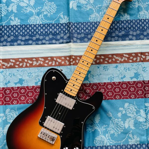 Guitare électrique Fender American Vintage II 1975 Telecaster Deluxe, maple fingerboard, 3 colors sunburst n°V12200 (2022, USA), étui Fender, certificat 0110332800, accessoires